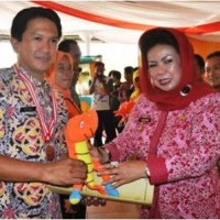 Bupati Kuningan Memberikan Kadeudeuh Kepada Atlet yang Meraih Medali di Porsenitas Kunci Bersama